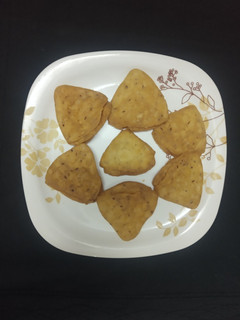 ફરસી પૂરી (Farsi Poori Recipe In Gujarati) રેસીપી મુખ્ય ફોટો