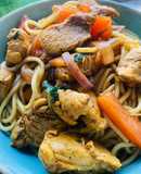 Tallarín saltado criollo con pollo
