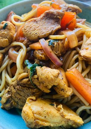 Una foto de Tallarín saltado criollo con pollo