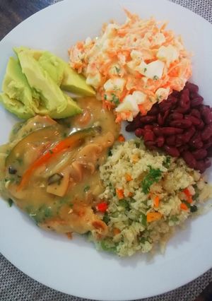 Una foto de Arroz de coliflor primavera y ensalada de zanahoria con yogurt n