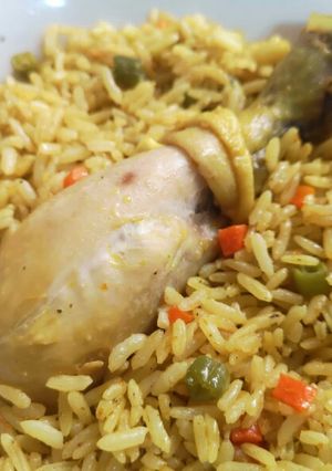 Una foto de Arroz amarillo con pollo