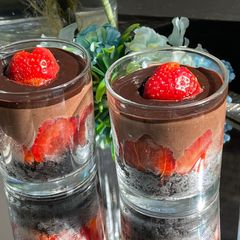 A picture of Chocolate strawberry cheesecake shots🍫🍓❤️.