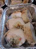Arrollado de pollo con cus cus y dátiles