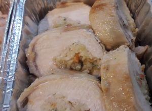 Una foto de Arrollado de pollo con cus cus y dátiles