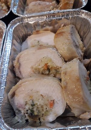 Una foto de Arrollado de pollo con cus cus y dátiles