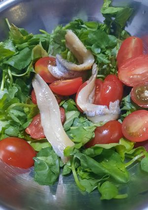 Una foto de Cherry, berro y boquerones