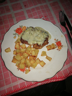 Una foto de Bifes de chorizo con salsa de hongos de pino y de coco - opción salsa de queso azul
