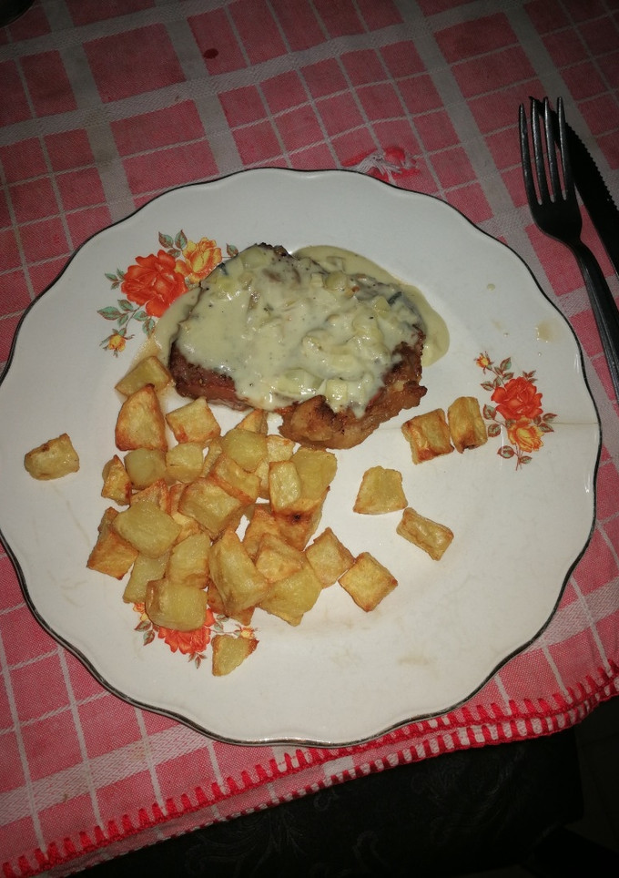 Una foto de Bifes de chorizo con salsa de hongos de pino y de coco - opción salsa de queso azul