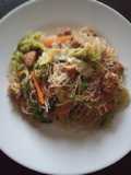 Fideos de arroz fritos con pollo