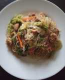 Fideos de arroz fritos con pollo
