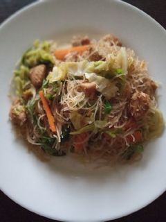 Una foto de Fideos de arroz fritos con pollo