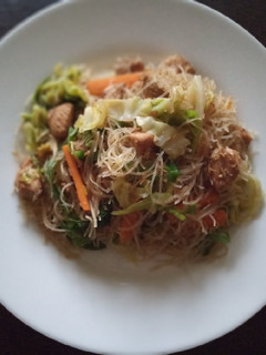 Una foto de Fideos de arroz fritos con pollo