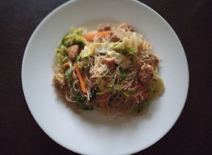 Una foto de Fideos de arroz fritos con pollo