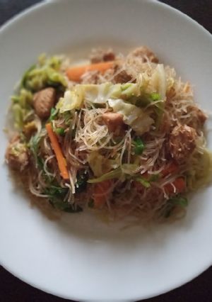 Una foto de Fideos de arroz fritos con pollo