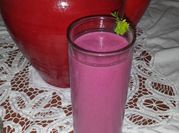 Una foto de jugo de remolacha con leche