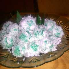 A picture of Klepon isi gula jawa (tanpa kapur sirih).