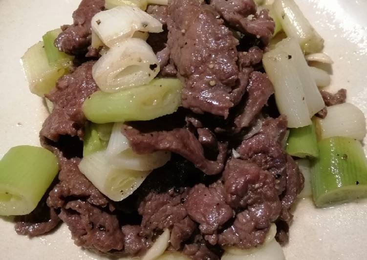 Recipe of Super Quick Homemade Sauteed Beef in Leeks