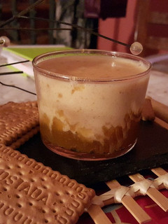 Una foto de Natillas de turrón de Jijona con compota de manzana