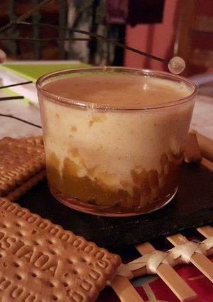 Una foto de Natillas de turrón de Jijona con compota de manzana