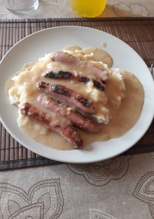 Una foto de Salchichas al vino con puré de patata
