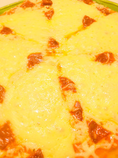 Una foto de Pizza de salchichón y queso havarti