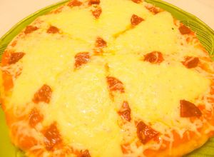 Una foto de Pizza de salchichón y queso havarti