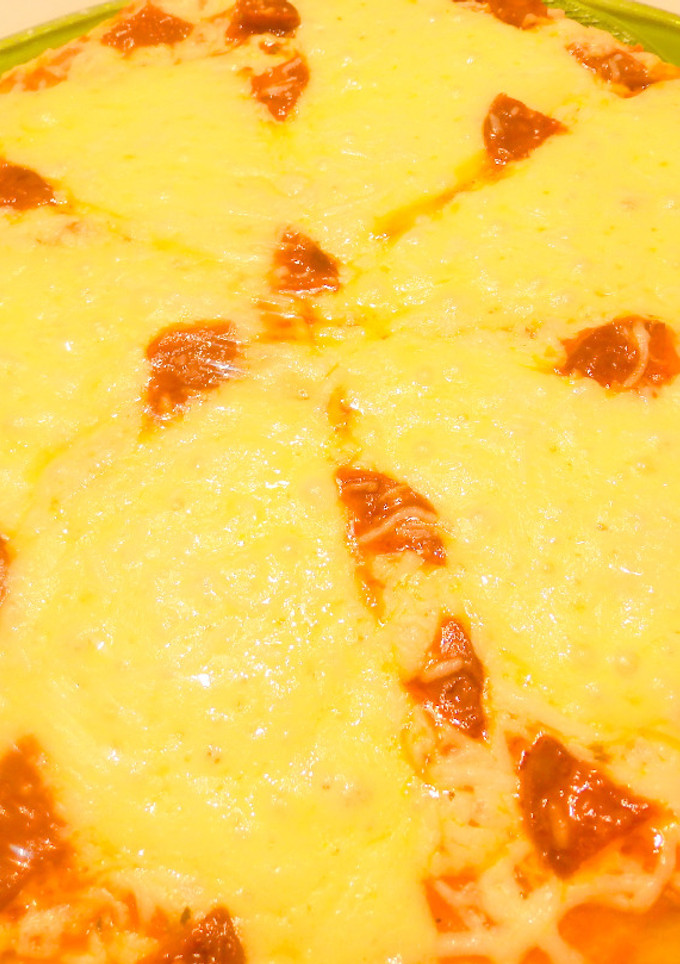 Una foto de Pizza de salchichón y queso havarti