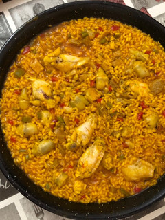 Una foto de Paella de pollo y cerdo para tres