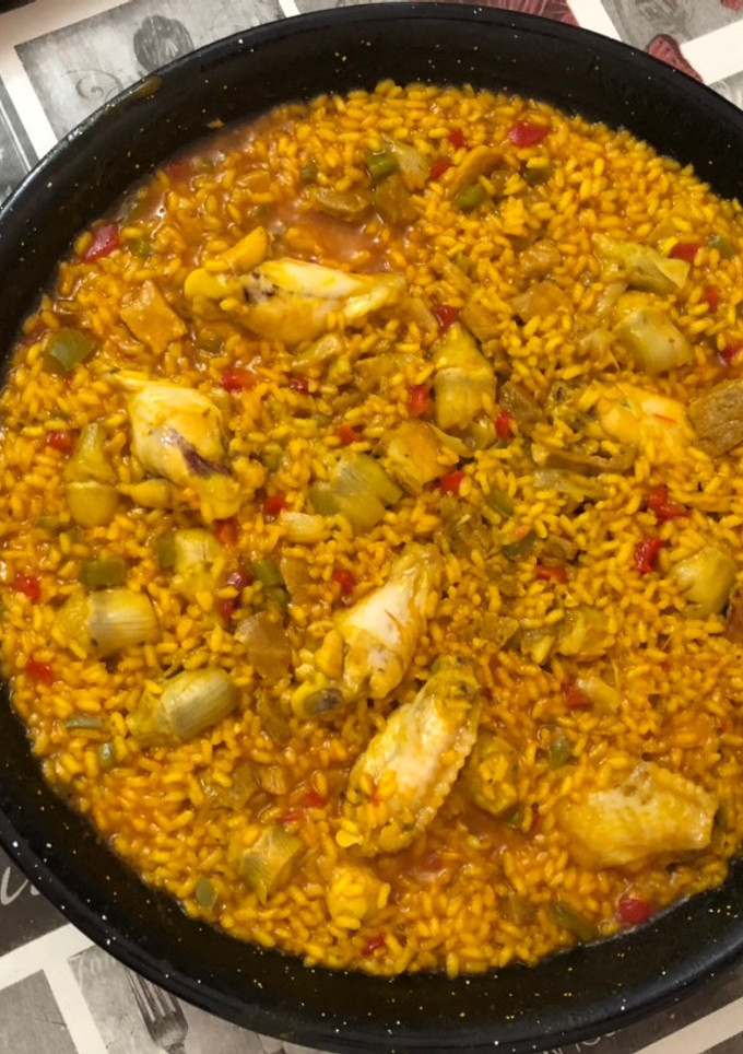 Una foto de Paella de pollo y cerdo para tres