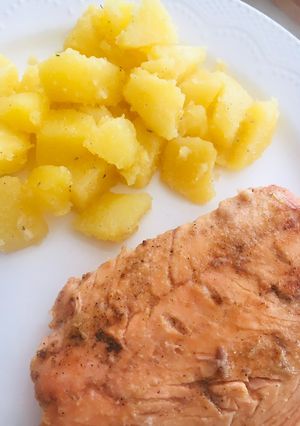 Una foto de Salmón 🍣 a la plancha con papas 🥔 salteadas