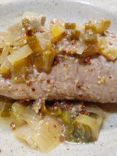 Una foto de Solomillo de cerdo con salsa de mostaza y cebolleta