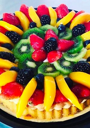 Una foto de Tarta de fruta con crema de banana y base de avena fit y light