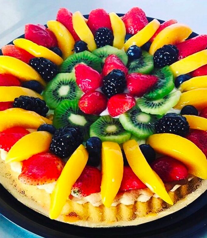 Una foto de Tarta de fruta con crema de banana y base de avena fit y light