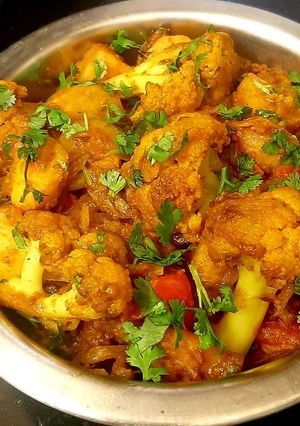 मसालेदार आलू-गोभी (masaledar aloo gobhi recipe in Hindi) रेसिपी मुख्य फोटो