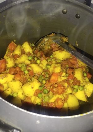 आलू गाजर मटर की सब्जी (aloo gajar matar ki sabzi recipe in Hindi) रेसिपी मुख्य फोटो