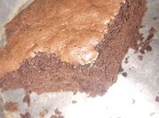 Una foto de bizcochuelo de chocolate con cacao amargo