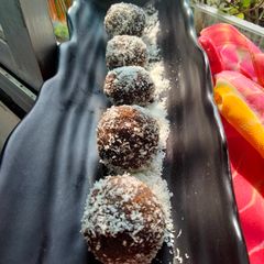 A picture of Ragi kae laddu.