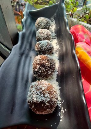 A picture of Ragi kae laddu.