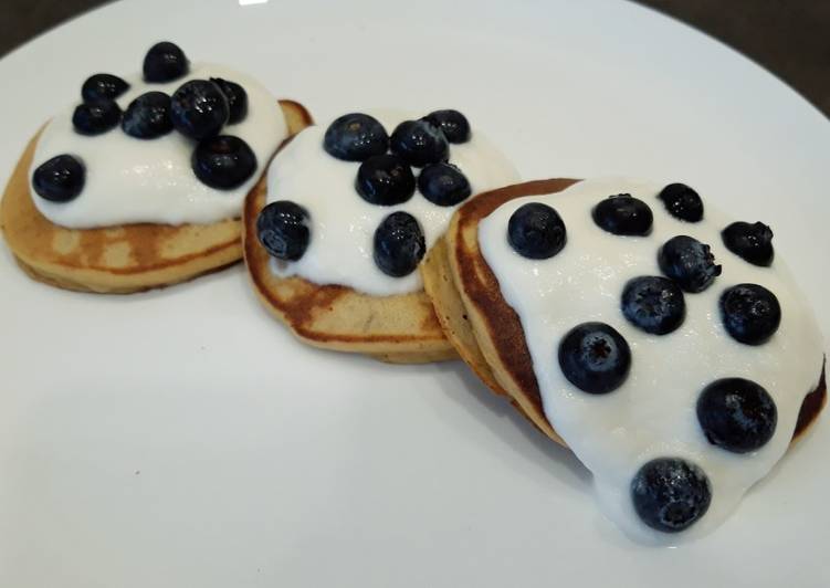 Tortitas de trigo sarraceno y plátano con yogur y arándanos