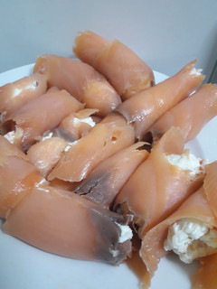 Una foto de Rollitos de salmón ahumado y queso