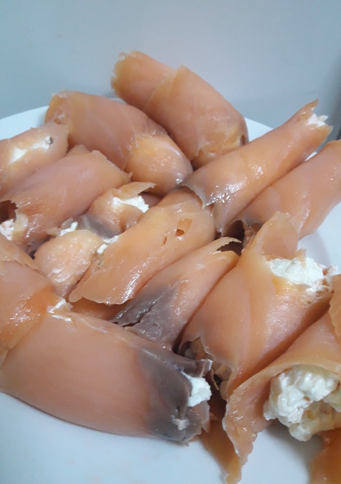 Una foto de Rollitos de salmón ahumado y queso