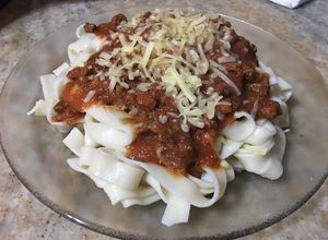 Una foto de Fideos cinta con bolognesa a cuchillo