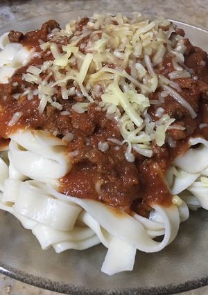 Una foto de Fideos cinta con bolognesa a cuchillo