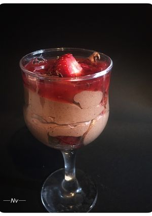 Φωτογραφία της συνταγής Mousse de cacao avec sauce aux fraises (Μους κακάο νηστίσιμη με σάλτσα φράουλας)