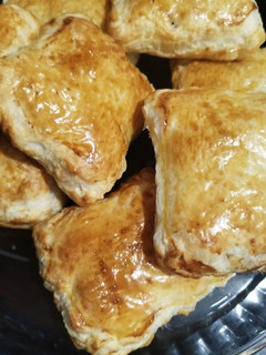 Una foto de Hojaldre con queso brie y cebolla caramelizada
