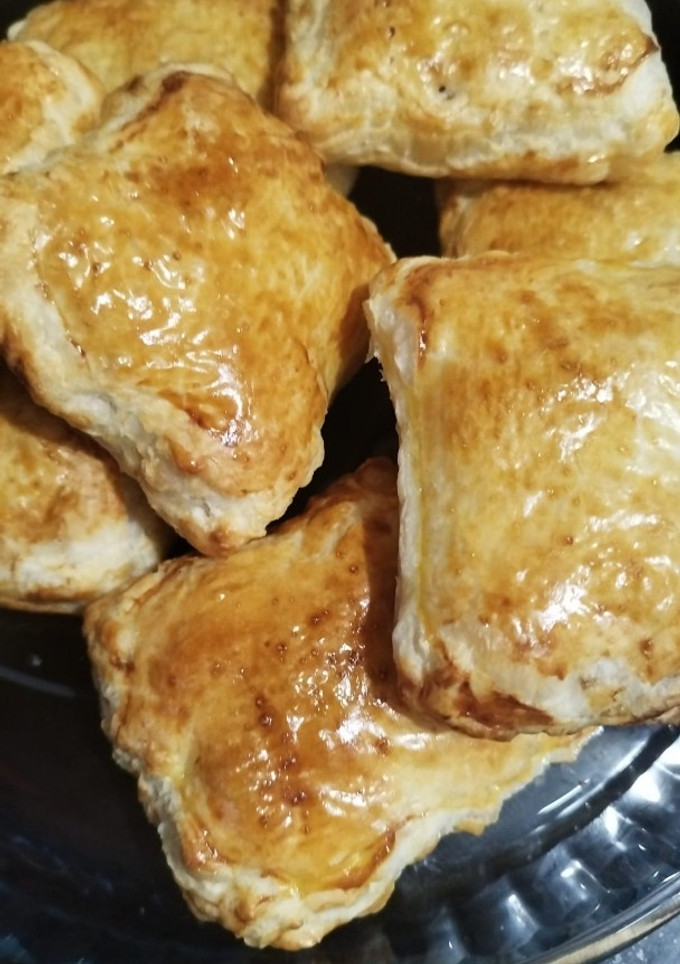 Una foto de Hojaldre con queso brie y cebolla caramelizada