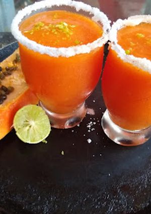 A picture of Papaya lemonade.