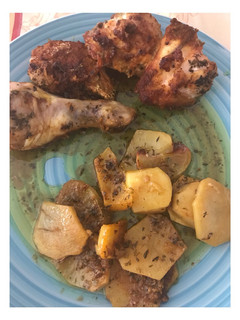 Una foto de Pollo al horno con patatas con aliño árabe