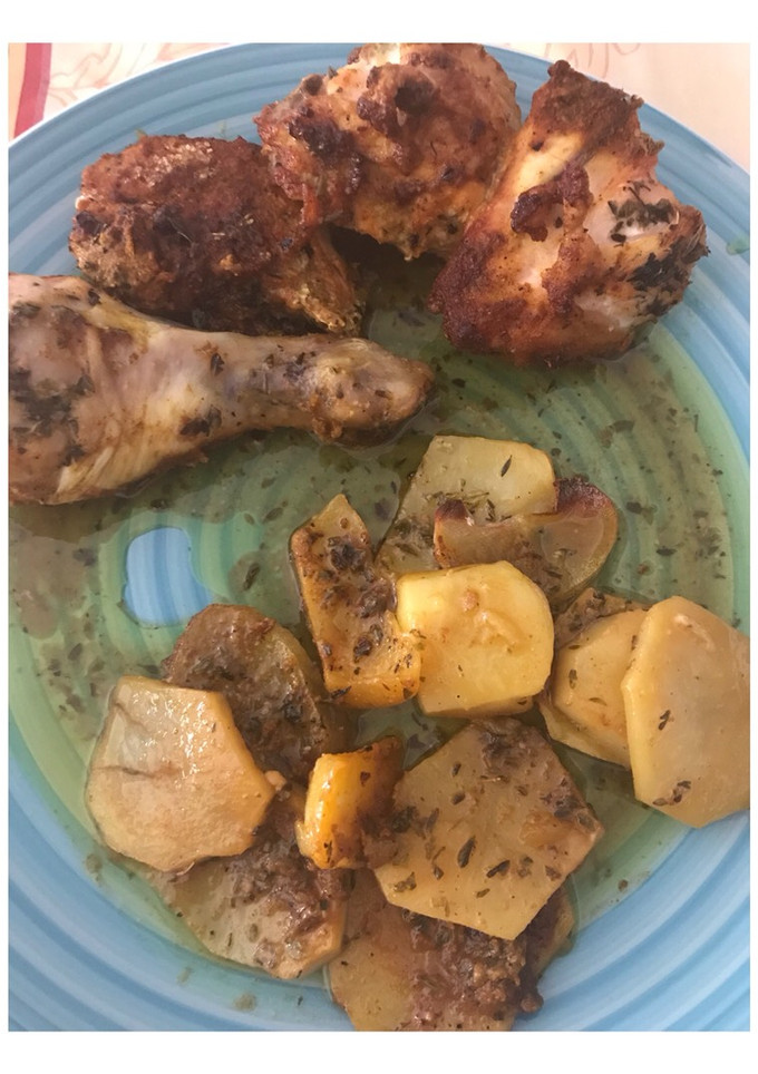 Una foto de Pollo al horno con patatas con aliño árabe