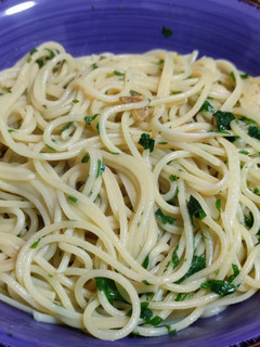 Una foto de Spaghetti Aglio e Olio. Receta sencilla, express y riquísima!!